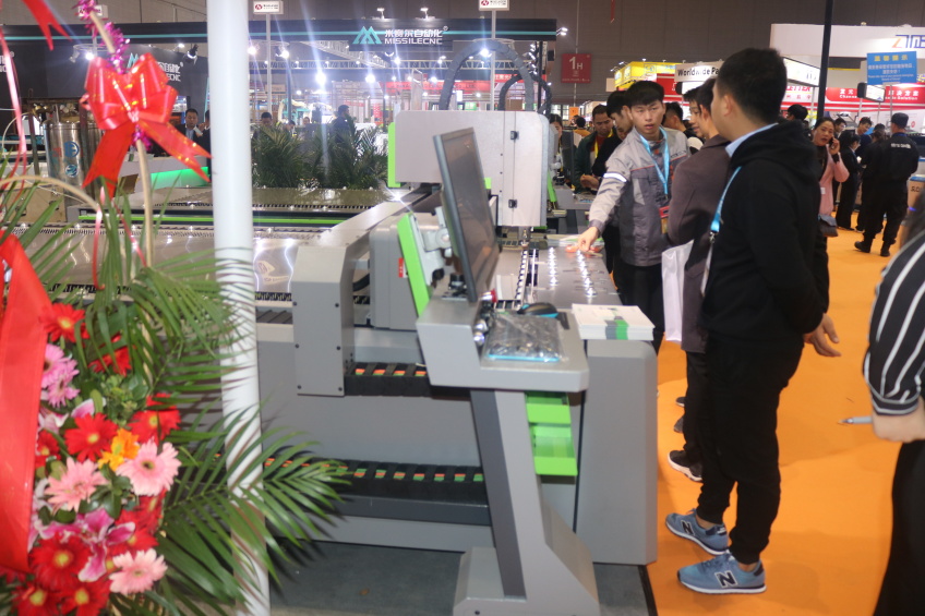 得馬工作人員介紹廣告雕刻機 得馬工作人員介紹廣告雕刻機