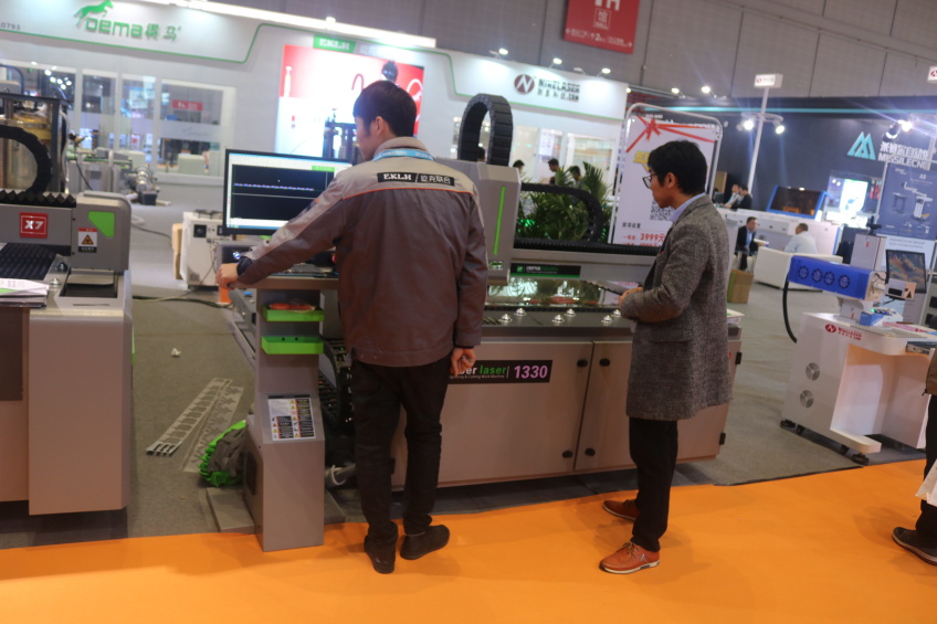 得馬廣告雕刻機操作演示 得馬廣告雕刻機操作演示