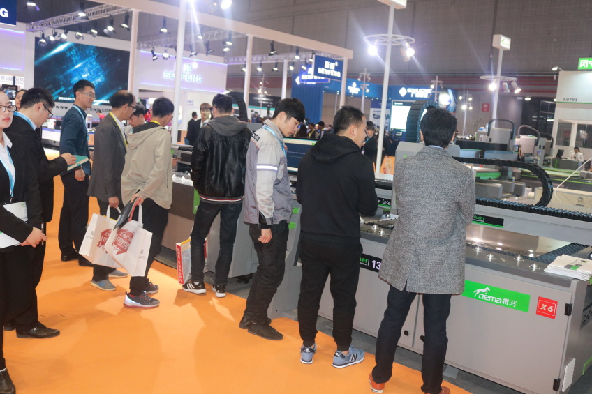 參觀得馬廣告雕刻機的客戶 參觀得馬廣告雕刻機的客戶