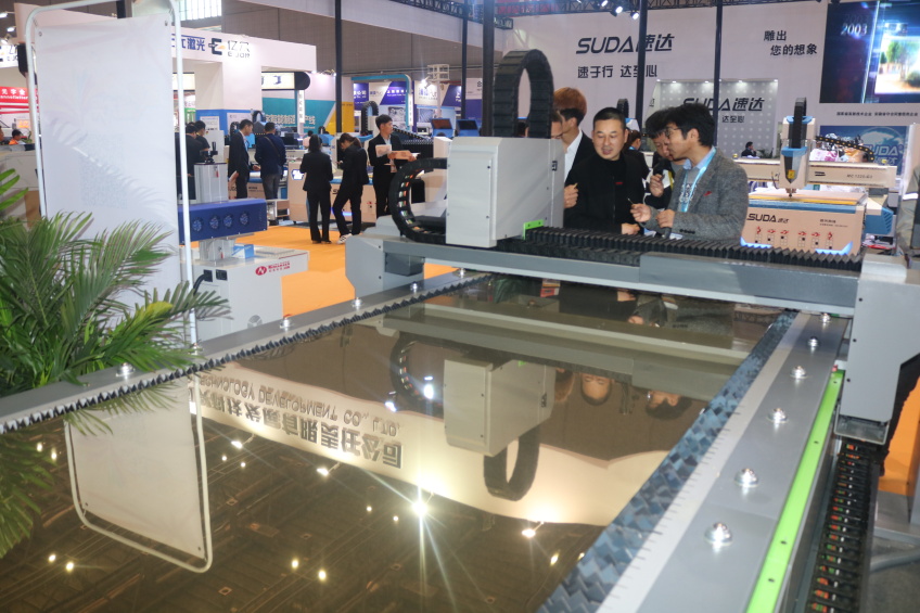 客戶參觀得馬廣告雕刻機 客戶參觀得馬廣告雕刻機