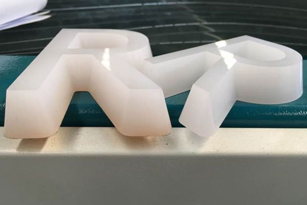 得馬廣告雕刻機(jī)雕刻的亞克力字 得馬廣告雕刻機(jī)雕刻的亞克力字