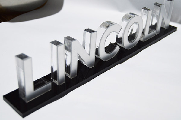 廣告雕刻機(jī)加工的水晶字 廣告雕刻機(jī)加工的水晶字