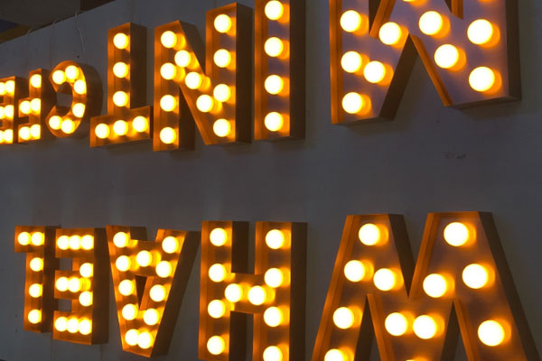 燈泡發(fā)光字展示 燈泡發(fā)光字展示