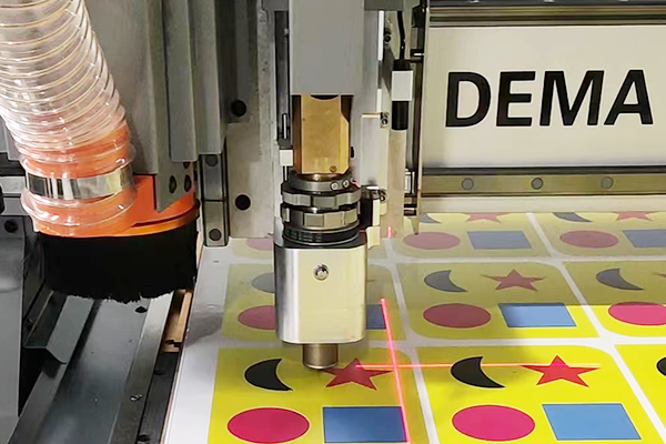 得馬-Z3高速巡邊雕刻機振動刀巡邊切割KT板 得馬-Z3高速巡邊雕刻機振動刀巡邊切割KT板