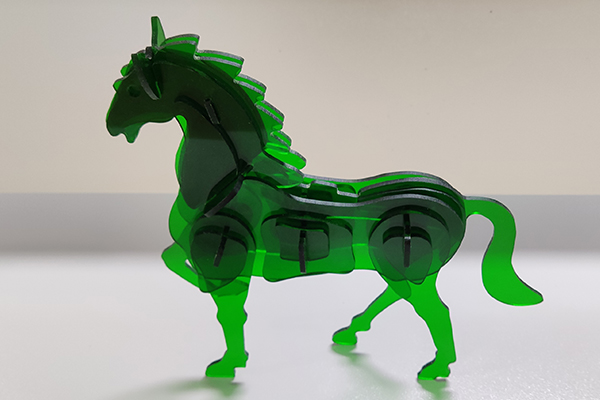 得馬Z3高速巡邊雕刻機切割的亞克力綠馬 得馬Z3高速巡邊雕刻機切割的亞克力綠馬