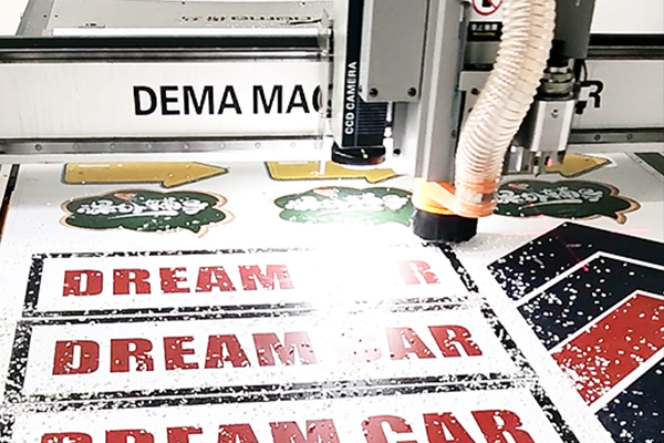 得馬Z3高速巡邊雕刻機(jī)展示 得馬Z3高速巡邊雕刻機(jī)展示