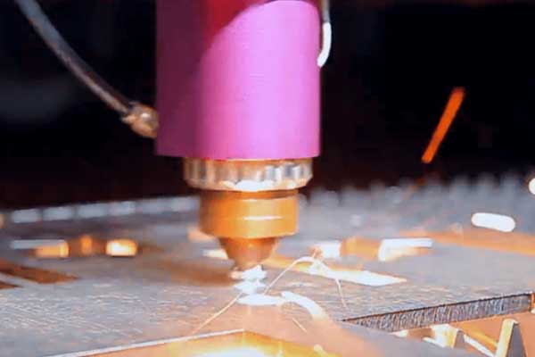 激光切割機工作中 激光切割機工作中