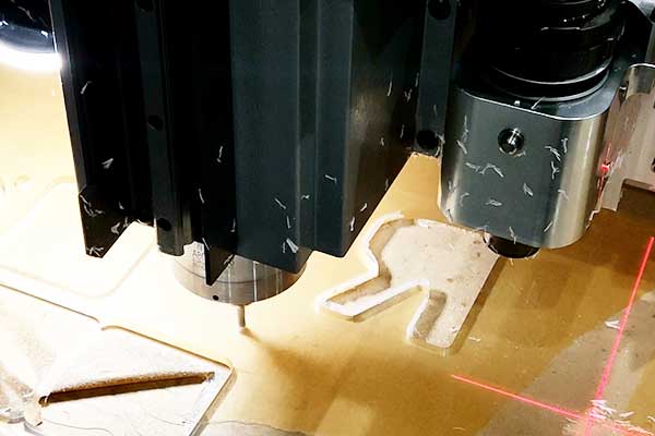 得馬Z3高速巡邊雕刻機(jī)加工亞克力 得馬Z3高速巡邊雕刻機(jī)加工亞克力