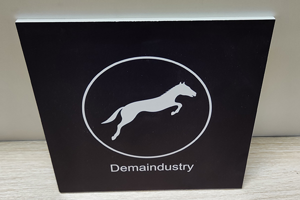 得馬Z3高速巡邊雕刻機(jī)加工的PVC板 得馬Z3高速巡邊雕刻機(jī)加工的PVC板