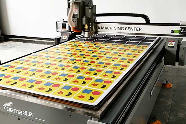 加工中的得馬Z3高速巡邊雕刻機(jī) 加工中的得馬Z3高速巡邊雕刻機(jī)