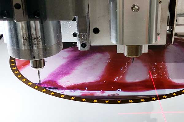 得馬Z3高速巡邊雕刻機(jī)加工中 得馬Z3高速巡邊雕刻機(jī)加工中