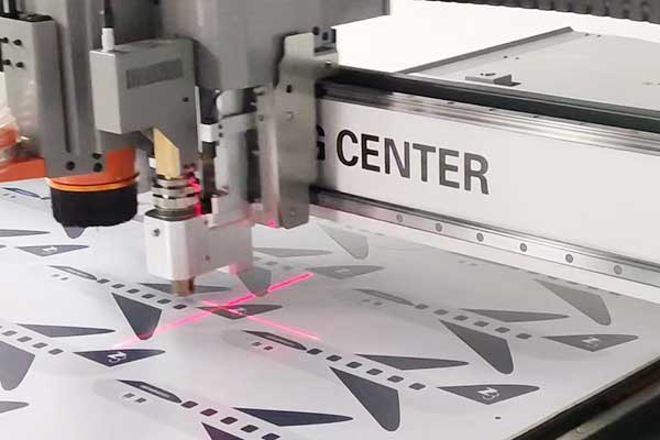 工作中的得馬Z3高速巡邊雕刻機 工作中的得馬Z3高速巡邊雕刻機