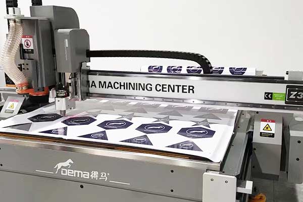 得馬Z3高速巡邊雕刻機加工中 得馬Z3高速巡邊雕刻機加工中