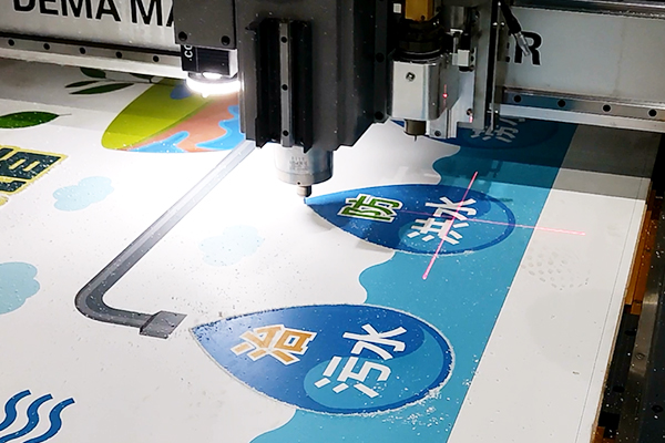 工作中的得馬Z3高速巡邊雕刻機 工作中的得馬Z3高速巡邊雕刻機