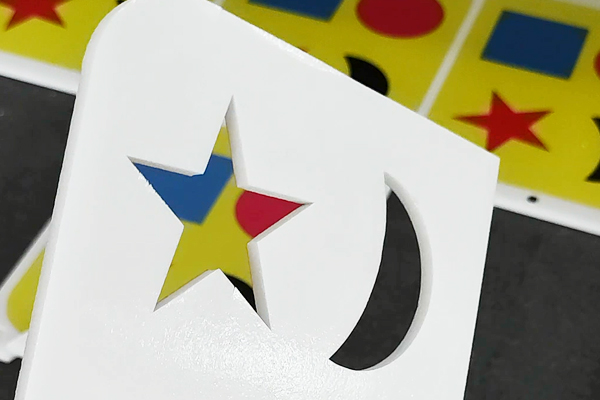 得馬Z3高速巡邊雕刻機(jī)巡邊切割的KT板 得馬Z3高速巡邊雕刻機(jī)巡邊切割的KT板