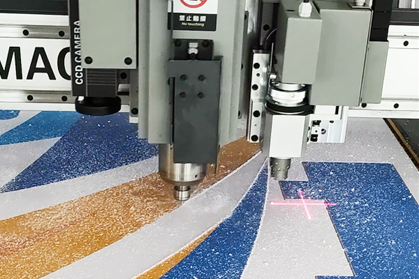 得馬Z3高速巡邊雕刻機(jī)巡邊裁切KT板 得馬Z3高速巡邊雕刻機(jī)巡邊裁切KT板