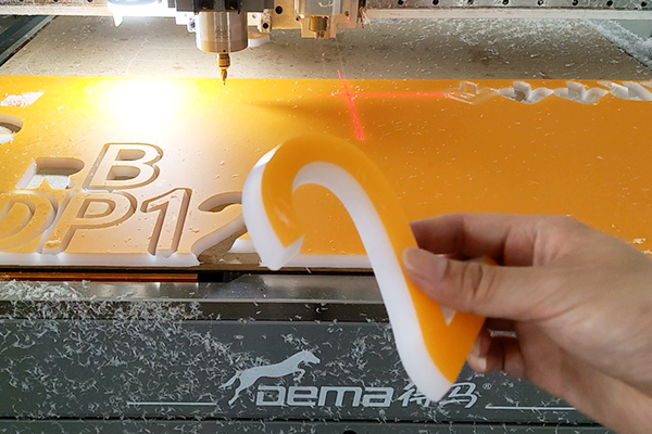 得馬-Z3高速巡邊雕刻機切割的亞克力 得馬-Z3高速巡邊雕刻機切割的亞克力