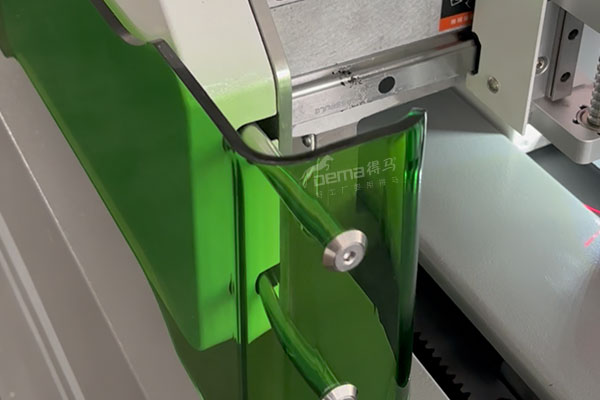 得馬F11高速裁切機局部 得馬F11高速裁切機局部
