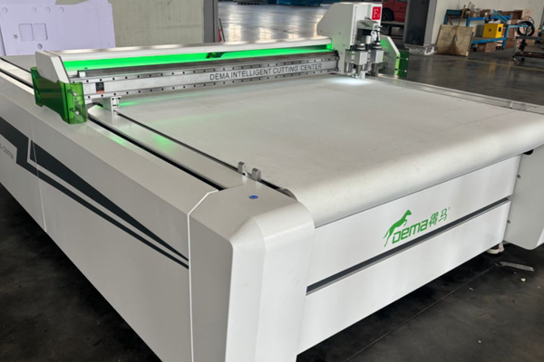 得馬F11高速異形裁切機 得馬F11高速異形裁切機