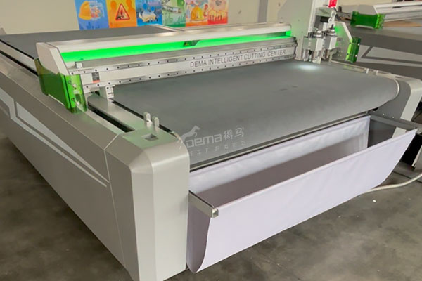 得馬F11高速裁切機側面 得馬F11高速裁切機側面