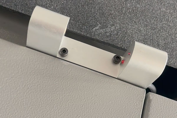 得馬F11高速裁切機(jī)的激光對(duì)刀儀 得馬F11高速裁切機(jī)的激光對(duì)刀儀