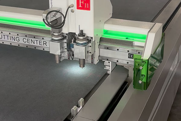 得馬F11高速裁切機側面展示 得馬F11高速裁切機側面展示